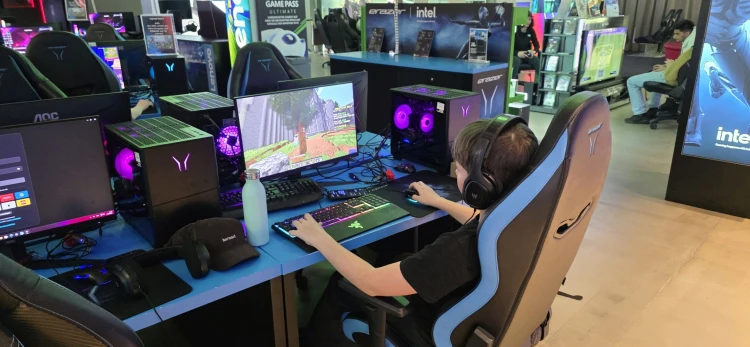 A gamingre építenek az ital helyett: ez az üzlet a virtuálisból valósággá vált közösségi játékteremben_16