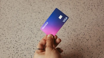 Többé nem számít fel különdíjat a Revolut-kártyás készpénzfelvételért az egyik nagy bank