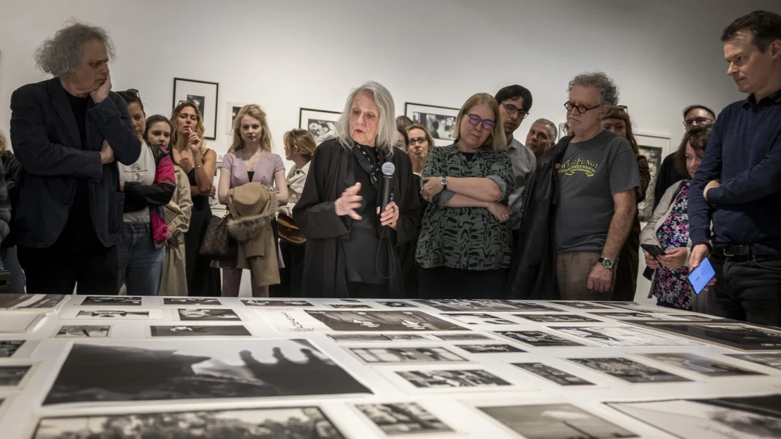 „Koszos magyarnak tartottak bennünket, és nem volt ott senkim” – meséli budapesti tárlatvezetésén Sylvia Plachy fotográfus, Adrien Brody édesanyja