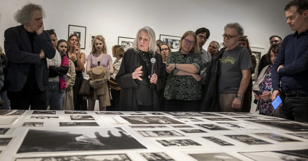 „Koszos magyarnak tartottak bennünket, és nem volt ott senkim” – meséli budapesti tárlatvezetésén Sylvia Plachy fotográfus, Adrien Brody édesanyja