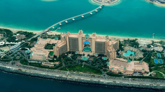 Magyar pénzek Dubajban – ma homok, pár év múlva kacsalábon forgó lakópark