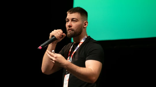 „Évekig abból éltek, hogy újracsomagolták az olcsó kínai árut, de ez most összeomlóban”