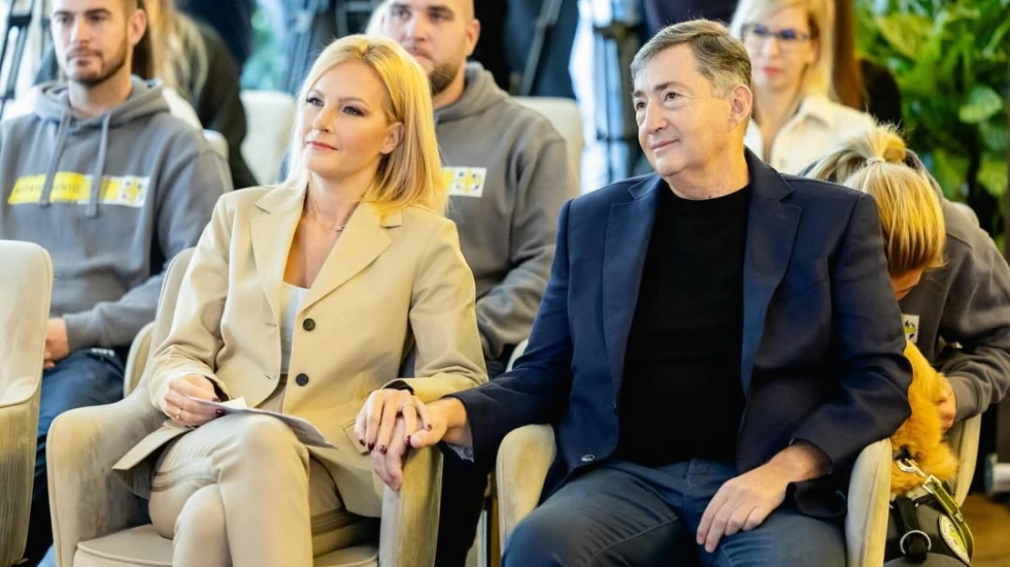 Mészáros Lőrinc felesége: Mi legalább segítünk