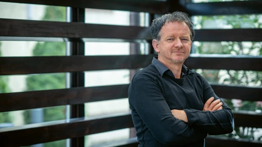 „Ki mondta, hogy az a király, aki napi öt órát alszik?” – interjú a Hírkereső-tulajdonos, különc milliárdossal