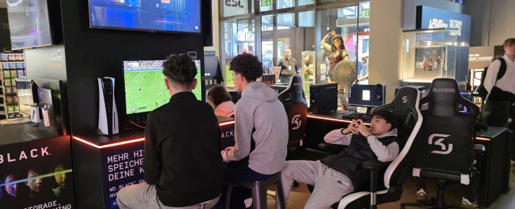 A gamingre építenek az ital helyett: ez az üzlet a virtuálisból valósággá vált közösségi játékteremben_7