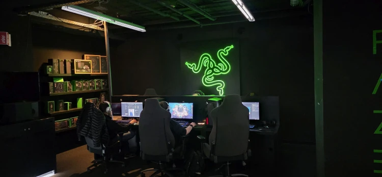 A gamingre építenek az ital helyett: ez az üzlet a virtuálisból valósággá vált közösségi játékteremben_19