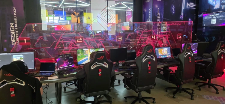 A gamingre építenek az ital helyett: ez az üzlet a virtuálisból valósággá vált közösségi játékteremben_21