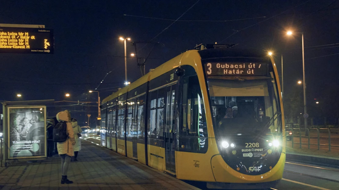 Leállhat a modern villamosok szállítása, a BKK-nak nincs pénze kifizetni azokat