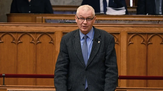 Megszavazták az új alkotmánybírókat, Polt Pétert és Hende Csabát
