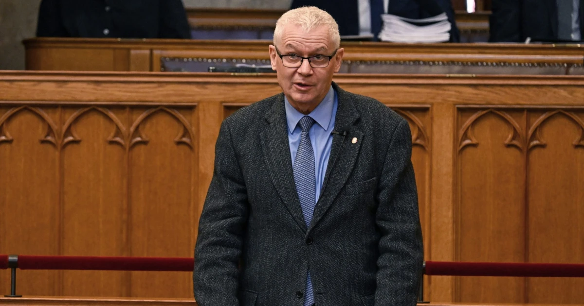 Megszavazták az új alkotmánybírókat, Polt Pétert és Hende Csabát