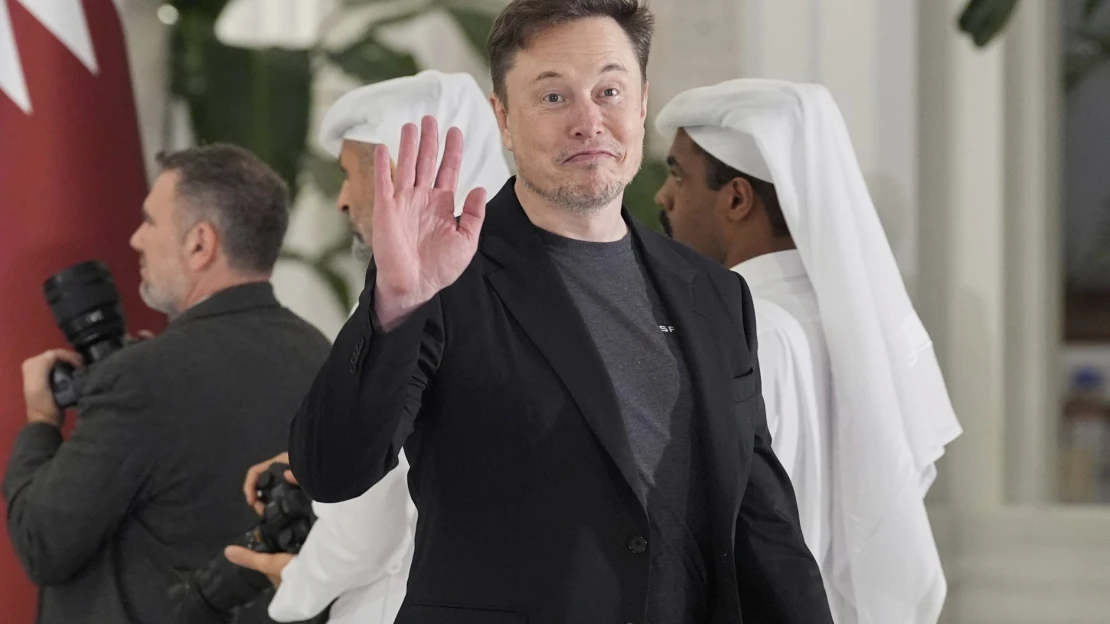 Elon Musk hadat üzent az Apple-nek és az OpenAI-nak