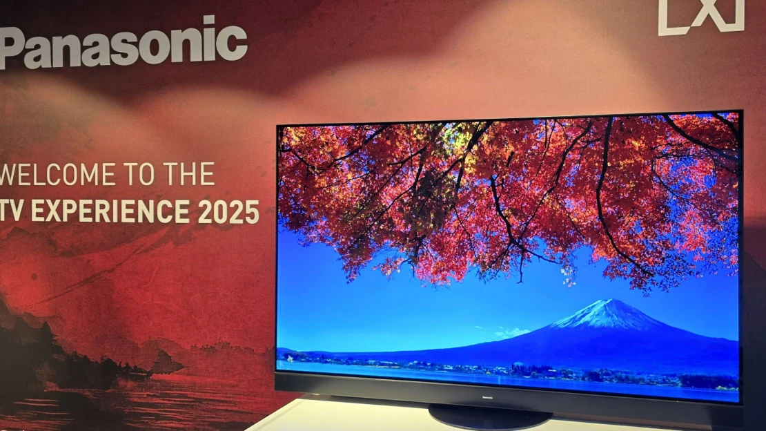 Lehet, hogy a Panasonic a sír szélén áll, de még mindig eszméletlen tévéket gyárt