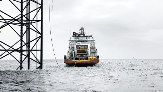 Furcsa jelenség az olajpiacon: Irán káoszba fullad, a kőolaj viszont alig drágul