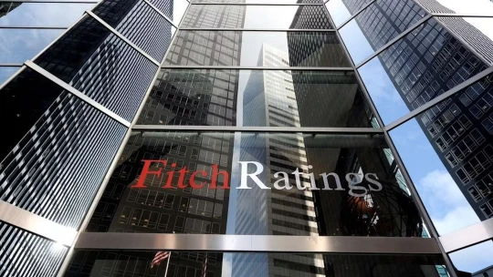Figyelmeztet a Fitch, negatív sokkhatás éri a világgazdaságot