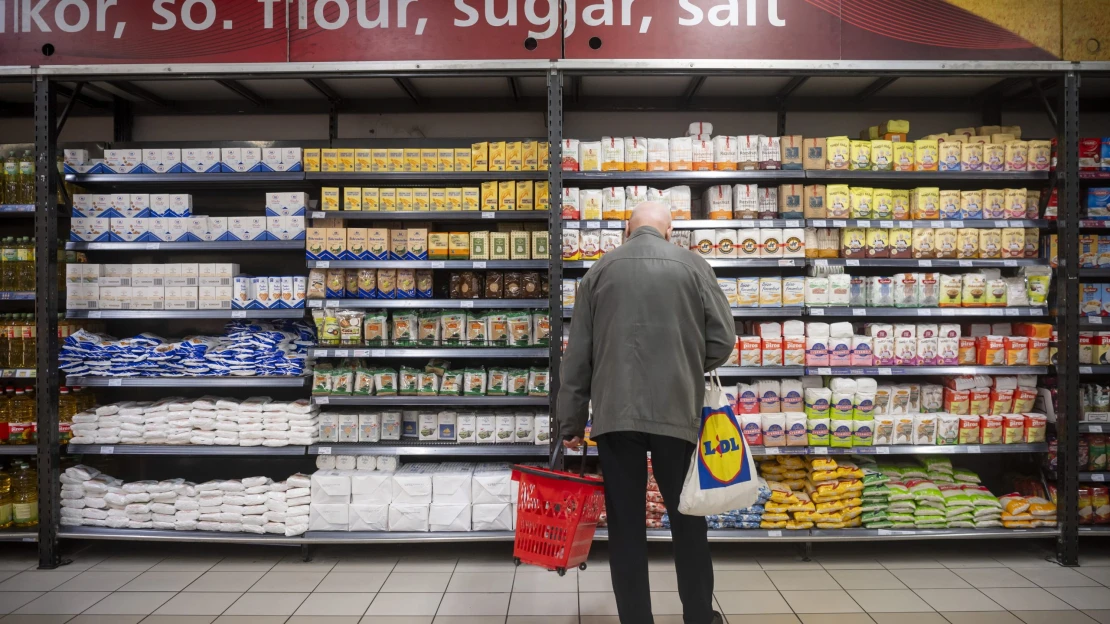 SZÉP-kártyavár: a kormány egyik kezével ad, a másikkal elvesz