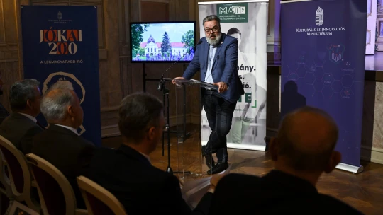 L. Simonra rábíztak egy múzeumot, de itt aligha fognak bemutatni LMBT képeket