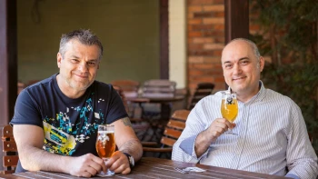 Füstölt kolbász ízű, gluténmentes meggyes és alkoholmentes mangó – a legrégebbi magyar kisüzemi sörfőzdében nem csak pilzeni és IPA készül