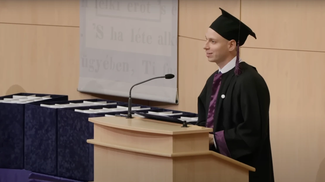 Kimondta az igazságot, elveszthette az állását – mégsem alkalmazza az orvosavatón felszólaló diákot a bajai kórház?