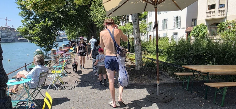 Kisebb vagyonok cserélnek gazdát az azúrkék Rajnánál_15