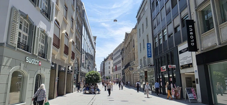 Kisebb vagyonok cserélnek gazdát az azúrkék Rajnánál_11