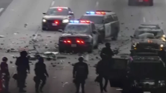 Az egyre erőszakosabb tüntetések miatt kijárási tilalmat vezettek be kedd este Los Angeles belvárosában