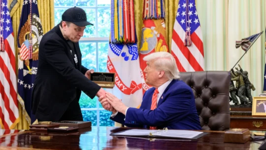 De mi van abban az adócsomagban, amiért a világ leggazdagabb embere nekiment az amerikai elnöknek?