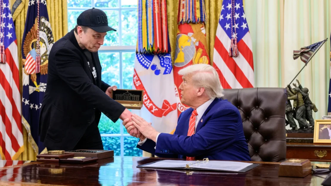 De mi van abban az adócsomagban, amiért a világ leggazdagabb embere nekiment az amerikai elnöknek?