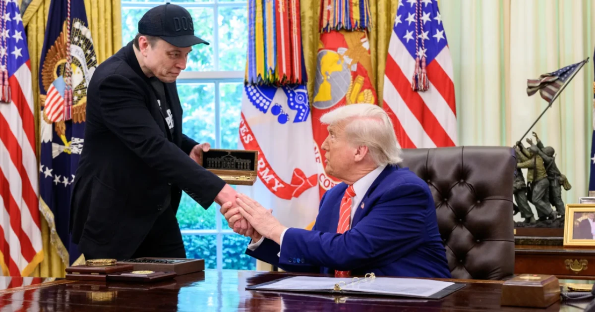 De mi van abban az adócsomagban, amiért a világ leggazdagabb embere nekiment az amerikai elnöknek?