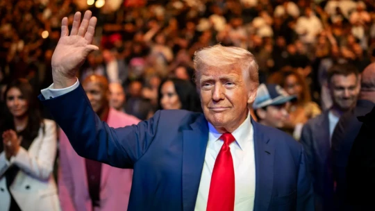 Tippelj, mivel lepi meg magát Donald Trump a Függetlenség Napján