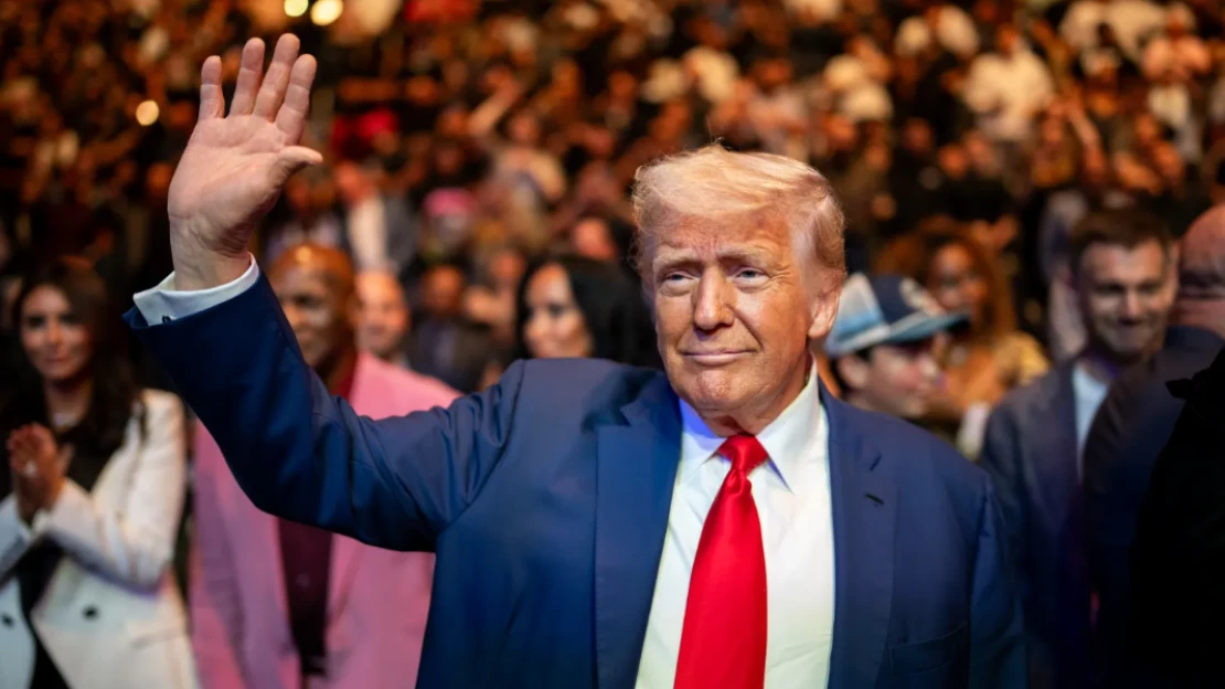 Tippelj, mivel lepi meg magát Donald Trump a Függetlenség Napján