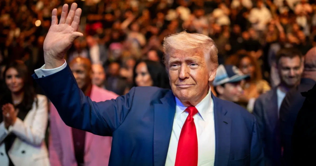 Tippelj, mivel lepi meg magát Donald Trump a Függetlenség Napján
