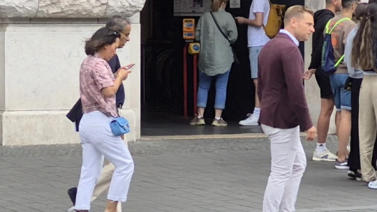 Tippelj, kivel és hol sétálgatott a Tiborcz-Orbán házaspár