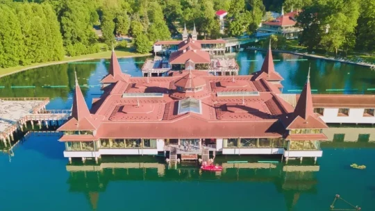 Csaknem négyszázmillió forintot ad a kormány a Hévízi Tófürdő helyreállítására
