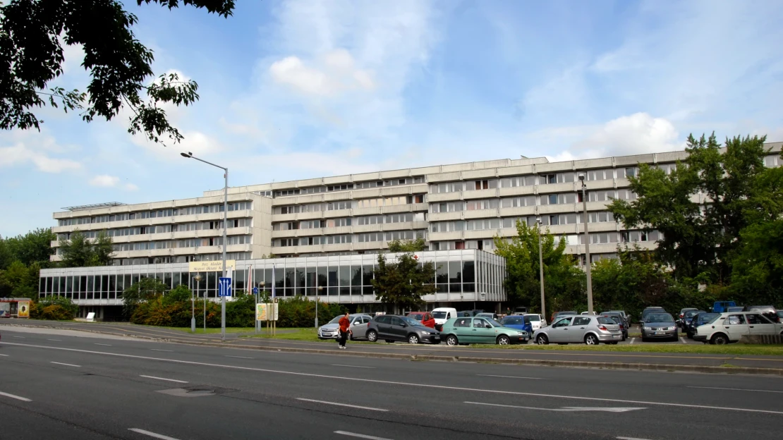 230 ezer fölötti nézettségnél jár Facebookon az utcán sorban álló győri betegekről készült videó. Mutatjuk!