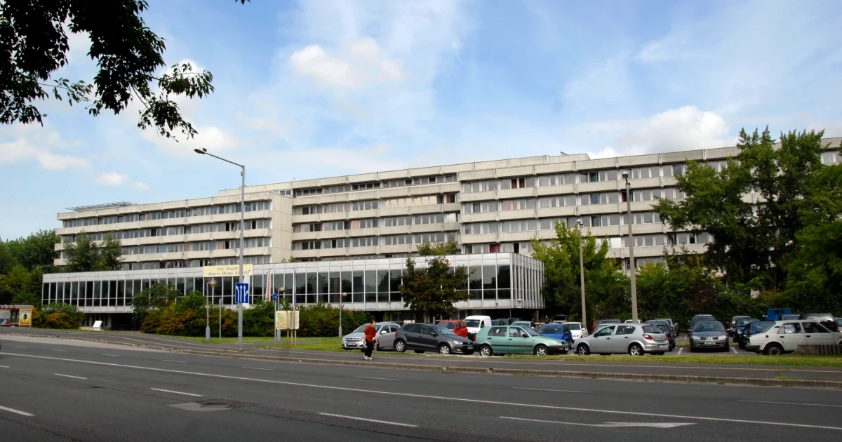 230 ezer fölötti nézettségnél jár Facebookon az utcán sorban álló győri betegekről készült videó. Mutatjuk!