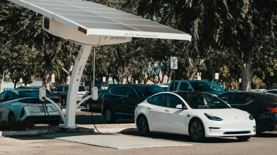 Teljesen új, olcsóbb modell fejlesztésén dolgozik a Tesla