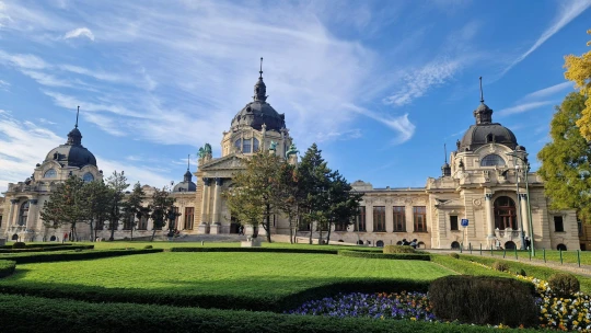 Az okok megnevezése nélkül tiltják ki a fiatalokat két budapesti fürdőből