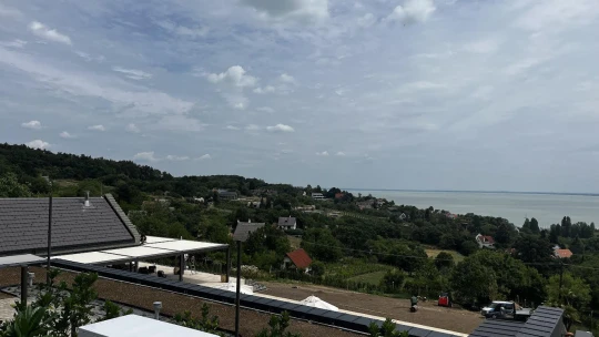 Szőlőtőkék helyett luxusépület a nemzeti parkban: újabb gyanús építkezés Tihanyban