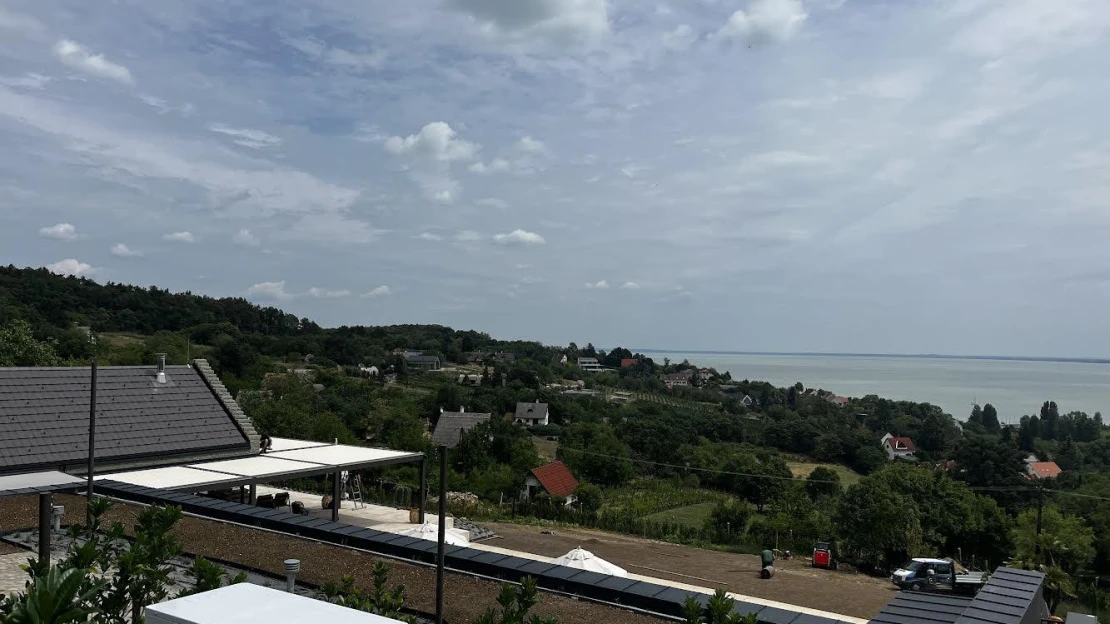 Szőlőtőkék helyett luxusépület a nemzeti parkban: újabb gyanús építkezés Tihanyban