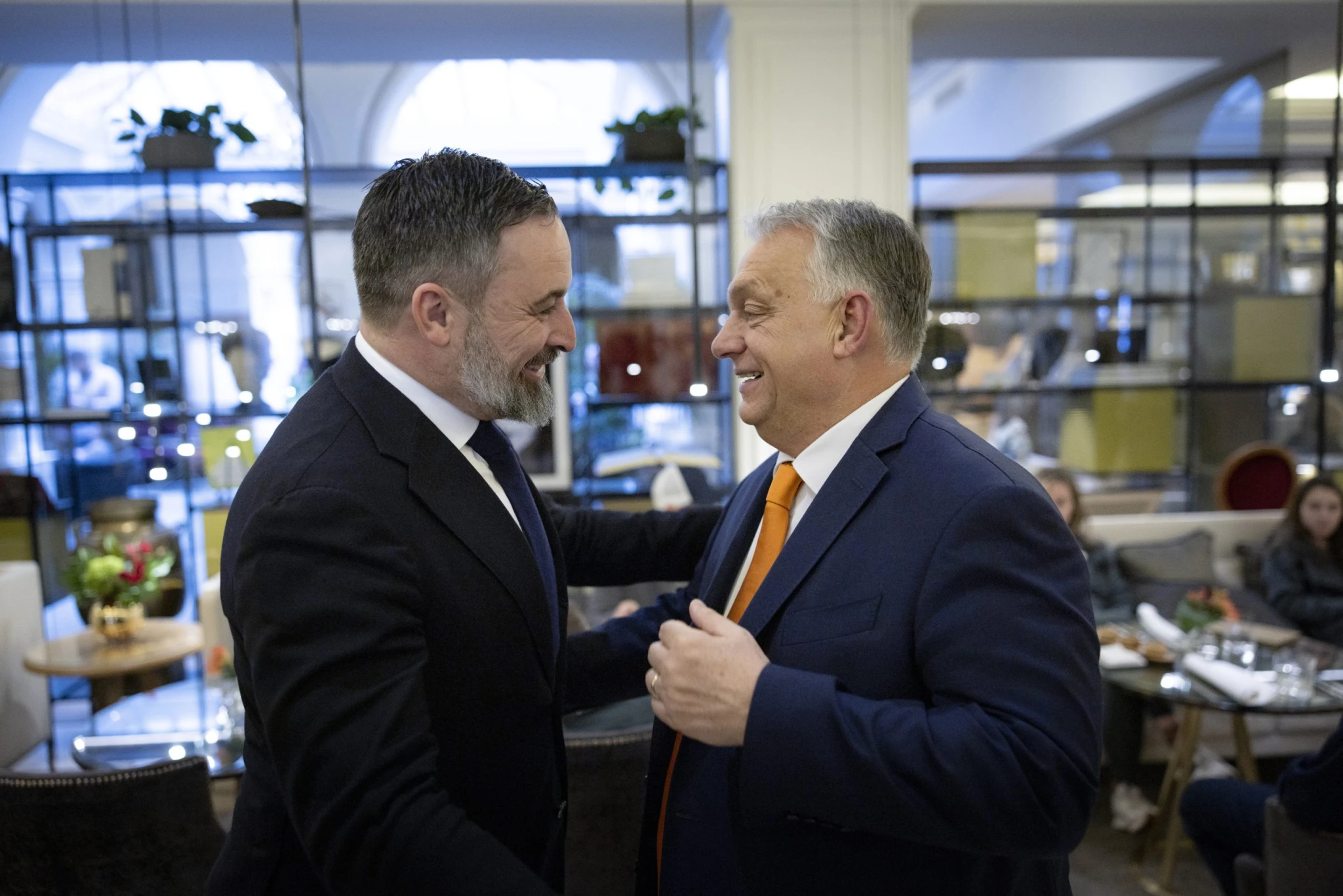 Így finanszírozta Mészáros Lőrinc és az állam a spanyol szélsőjobbot