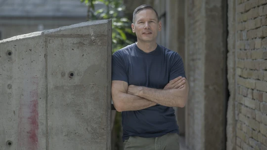 Egy félig pakolt lila sporttáska és egy all-in