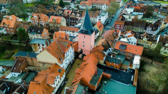 Adósságban fuldokolt, mégis 180 milliárd forint értékben vásárolt az MNB-botrány egyik kulcsszereplője