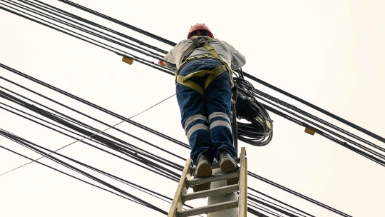 Áram nélkül maradnak Budapest kerületei és csaknem 400 másik település. Vajon miért?