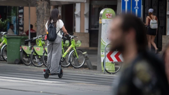 Szigorítást kaphatnak az e-rollerek az új KRESZ-ben