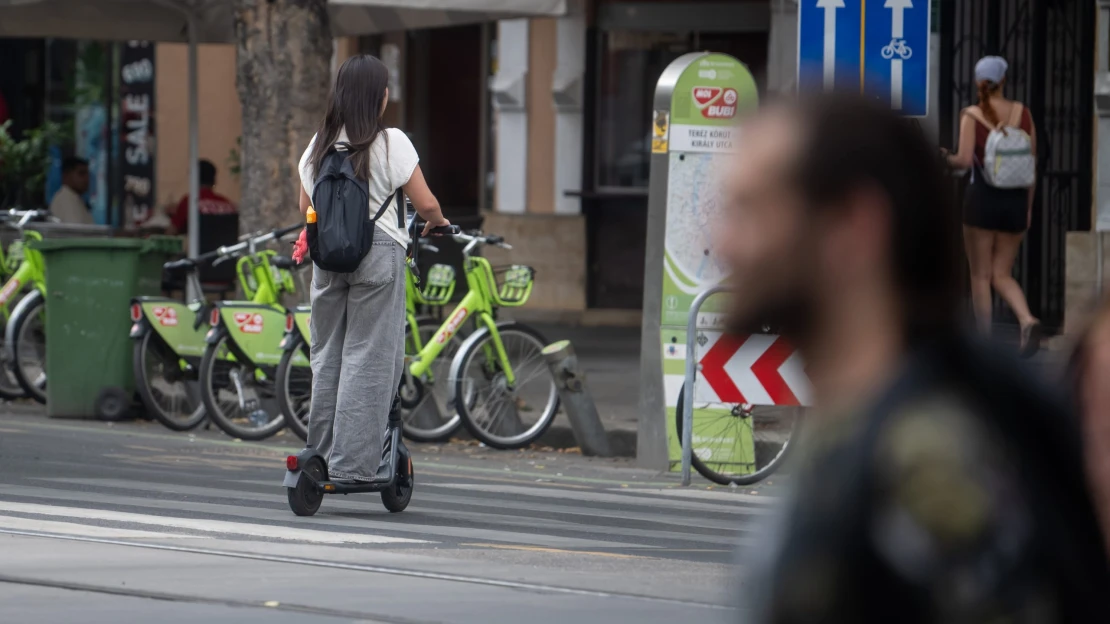 Szigorítást kaphatnak az e-rollerek az új KRESZ-ben