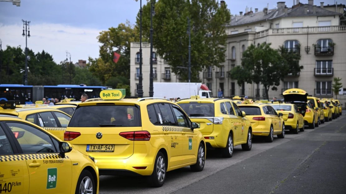 Bementek a tüntető taxisok, lett is botrány a Fővárosi Közgyűlés ülésén
