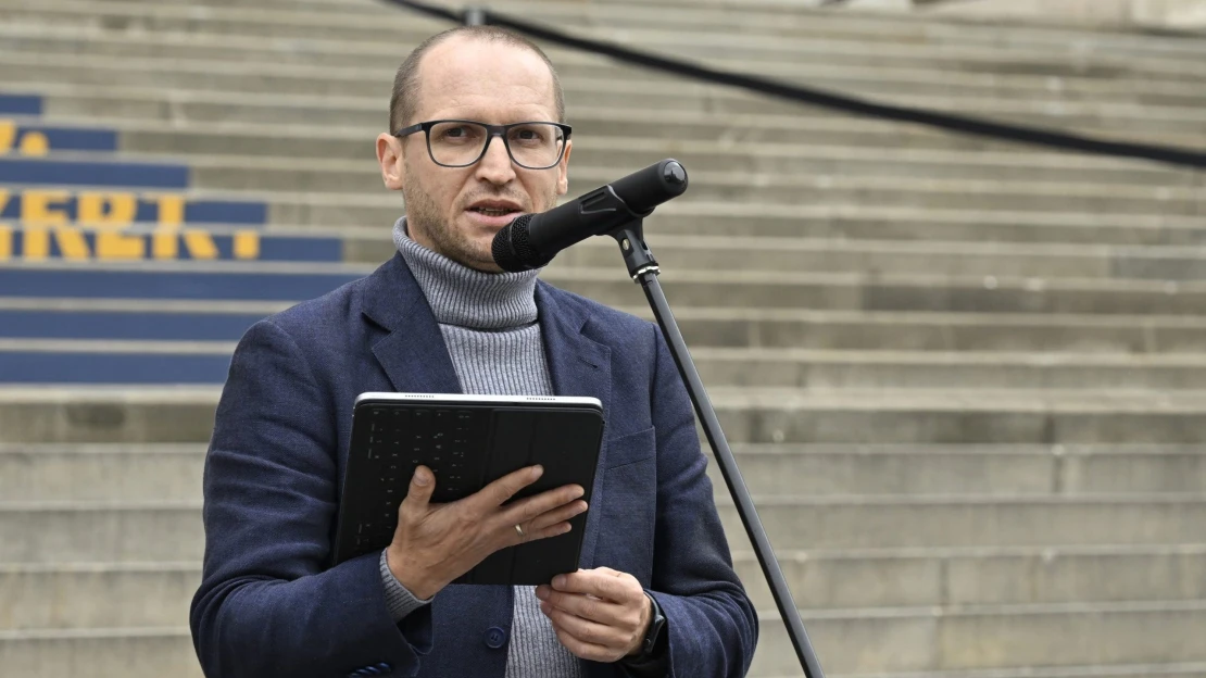 Felfüggesztéssel folytatódik a közintézmények drámája