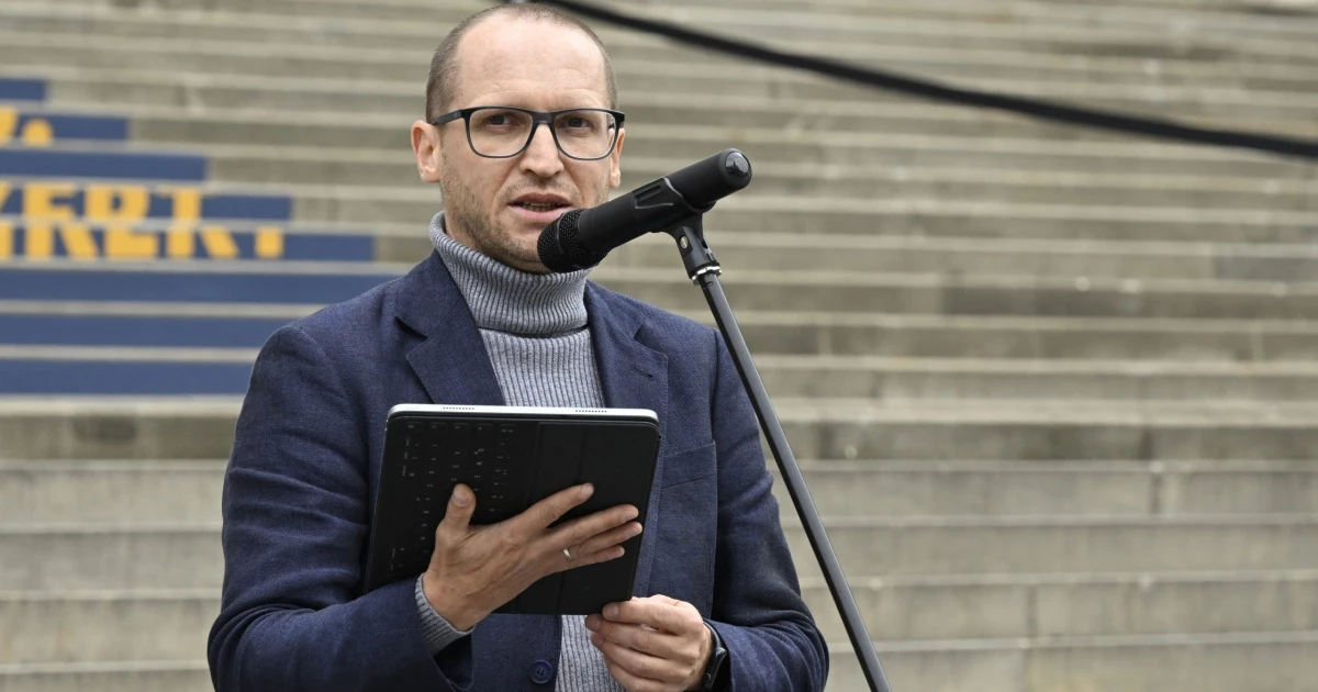 Felfüggesztéssel folytatódik a közintézmények drámája