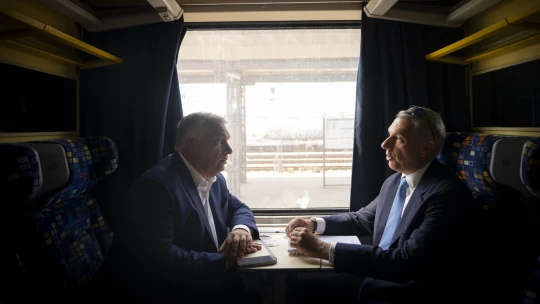 Százmilliókért reklámozzák a MÁV tíz pontját, ugyanaz kaszál rajta, mint aki az állami propagandán