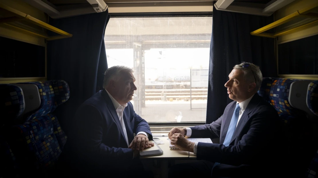 Százmilliókért reklámozzák a MÁV tíz pontját, ugyanaz kaszál rajta, mint aki az állami propagandán